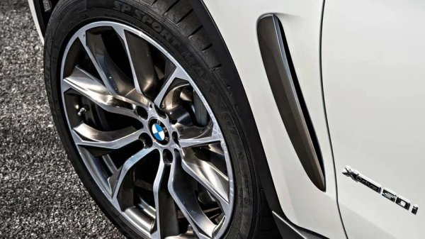 Някои от нивата на оборудване на X6 имат въздушно окачване на задния мост. Самите възглавници издържат около 150 000 км, но проблеми с въздушното окачване могат да възникнат по-рано - поради компонентите на управлението.

Какво да се направи

Първо, струва си да проверите управляващия блок, разположен в багажника. Ако е наводнен с вода, започват повреди. Също така, компресорът и блокът на клапаните често се повреждат. Ако отложите ремонта, това ще доведе до счупване на възглавниците.
